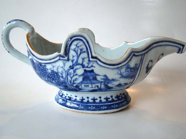 A fine and rare pair of 18th century chinese Export porcelain sauceboats circa 1765-1775 — image 2